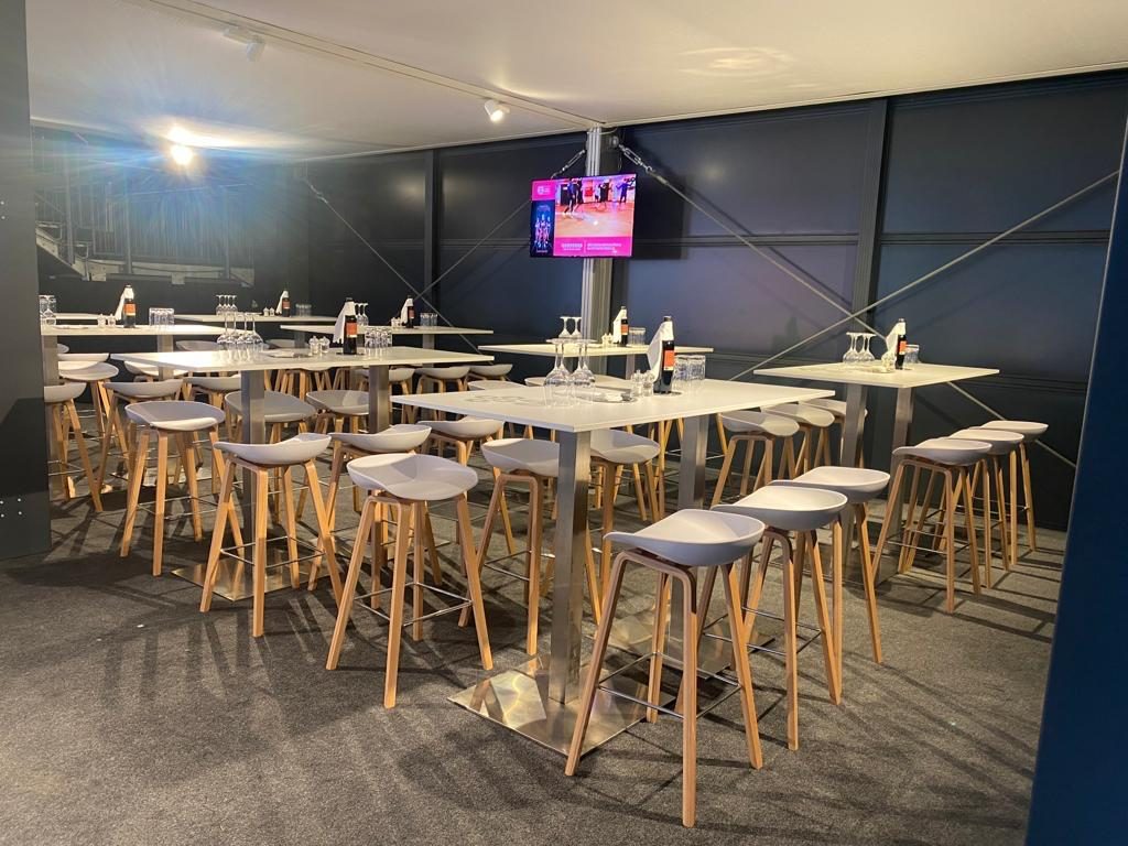 Hospitality-Bereich mit Loungemöbeln und Catering-Aufbau